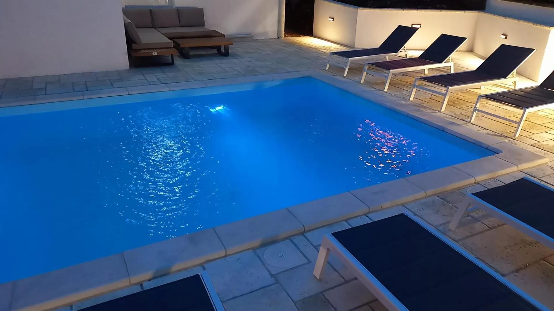 Big Swimming Pool Apartment Monvidal Pula