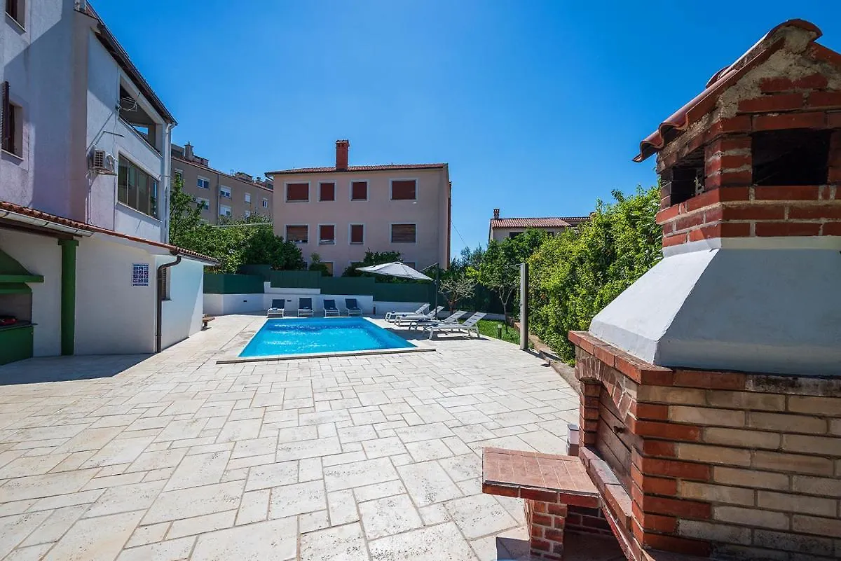Big Swimming Pool Apartment Monvidal Pula