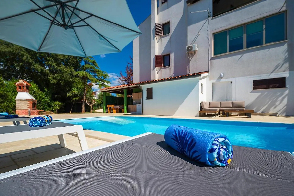 Big Swimming Pool Apartment Monvidal Pula