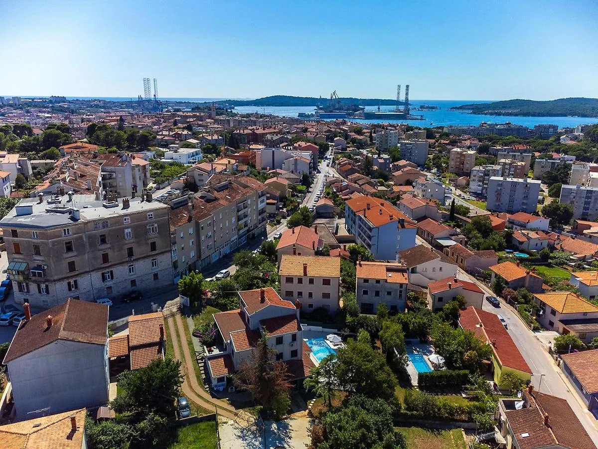 Big Swimming Pool Apartment Monvidal Pula