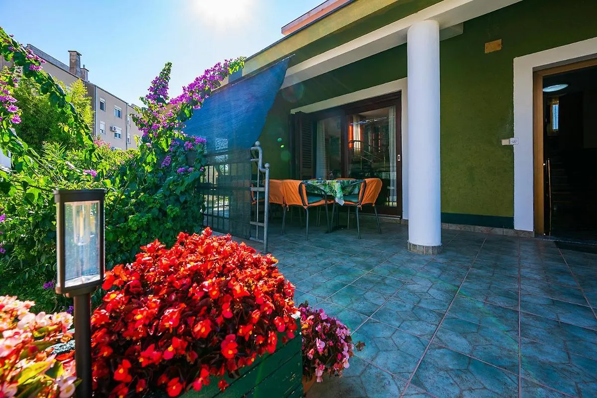 Big Swimming Pool Apartment Monvidal Pula Croatia