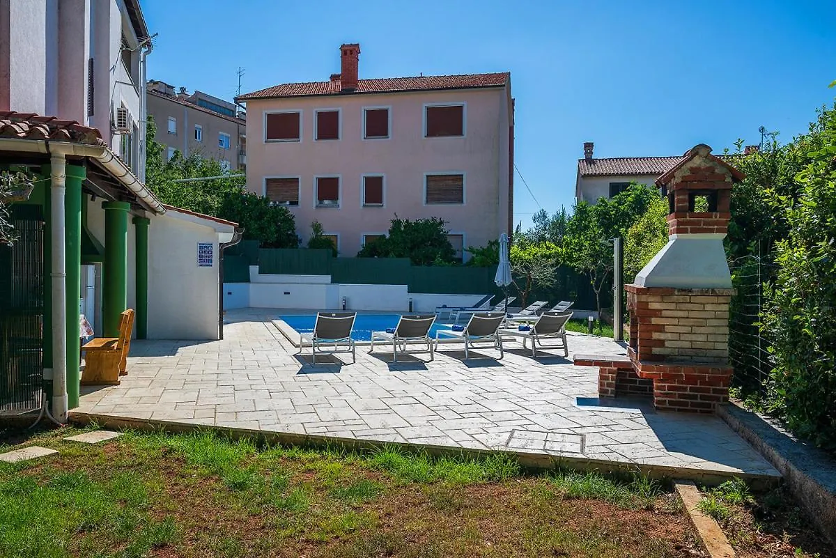 Big Swimming Pool Apartment Monvidal Pula 0*,  Croatia