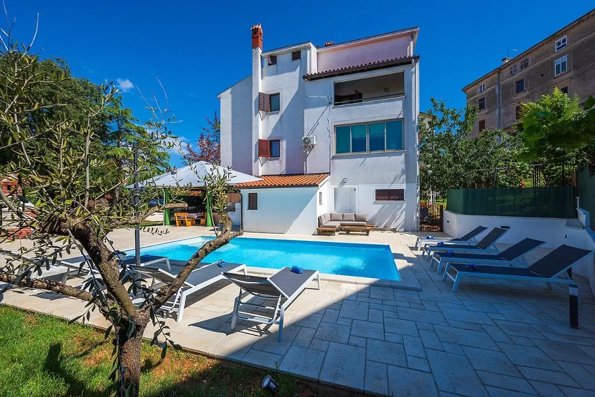 Big Swimming Pool Apartment Monvidal Pula