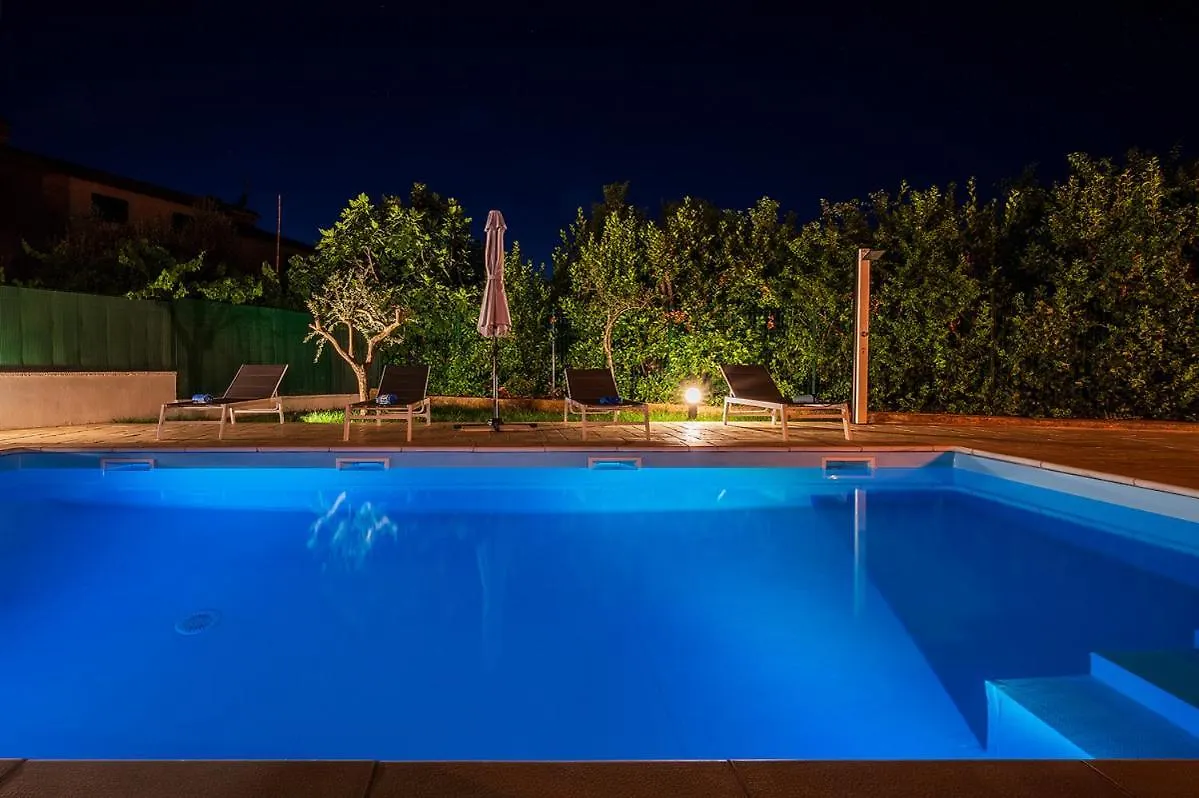 Big Swimming Pool Apartment Monvidal Pula