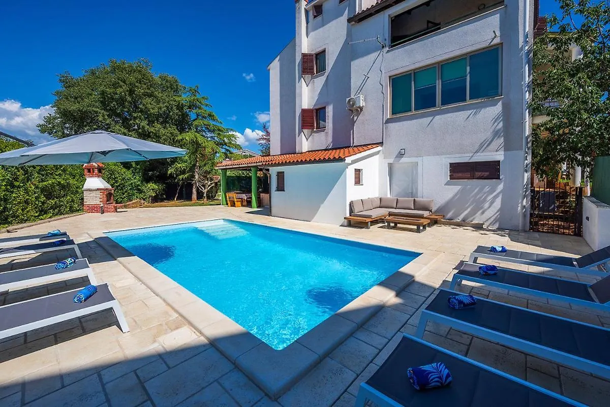 Big Swimming Pool Apartment Monvidal Pula 0*,  Croatia