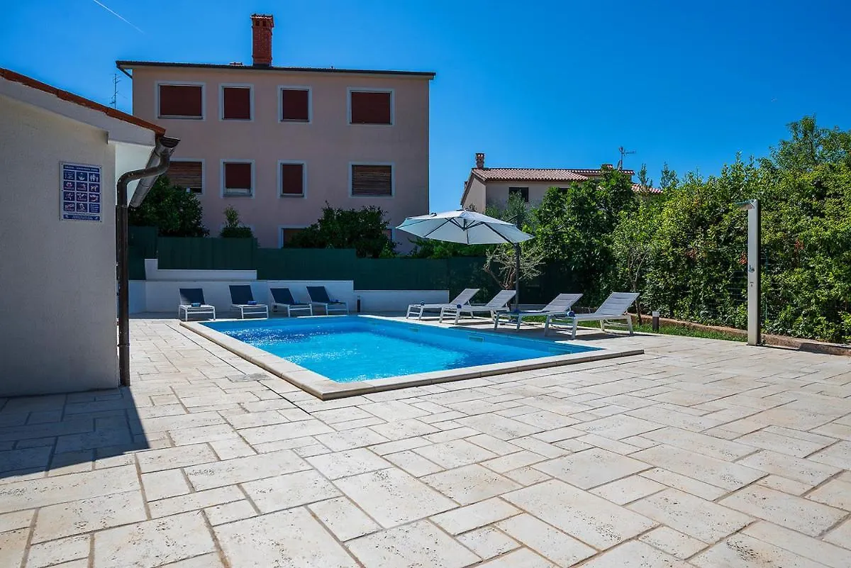 Big Swimming Pool Apartment Monvidal Pula
