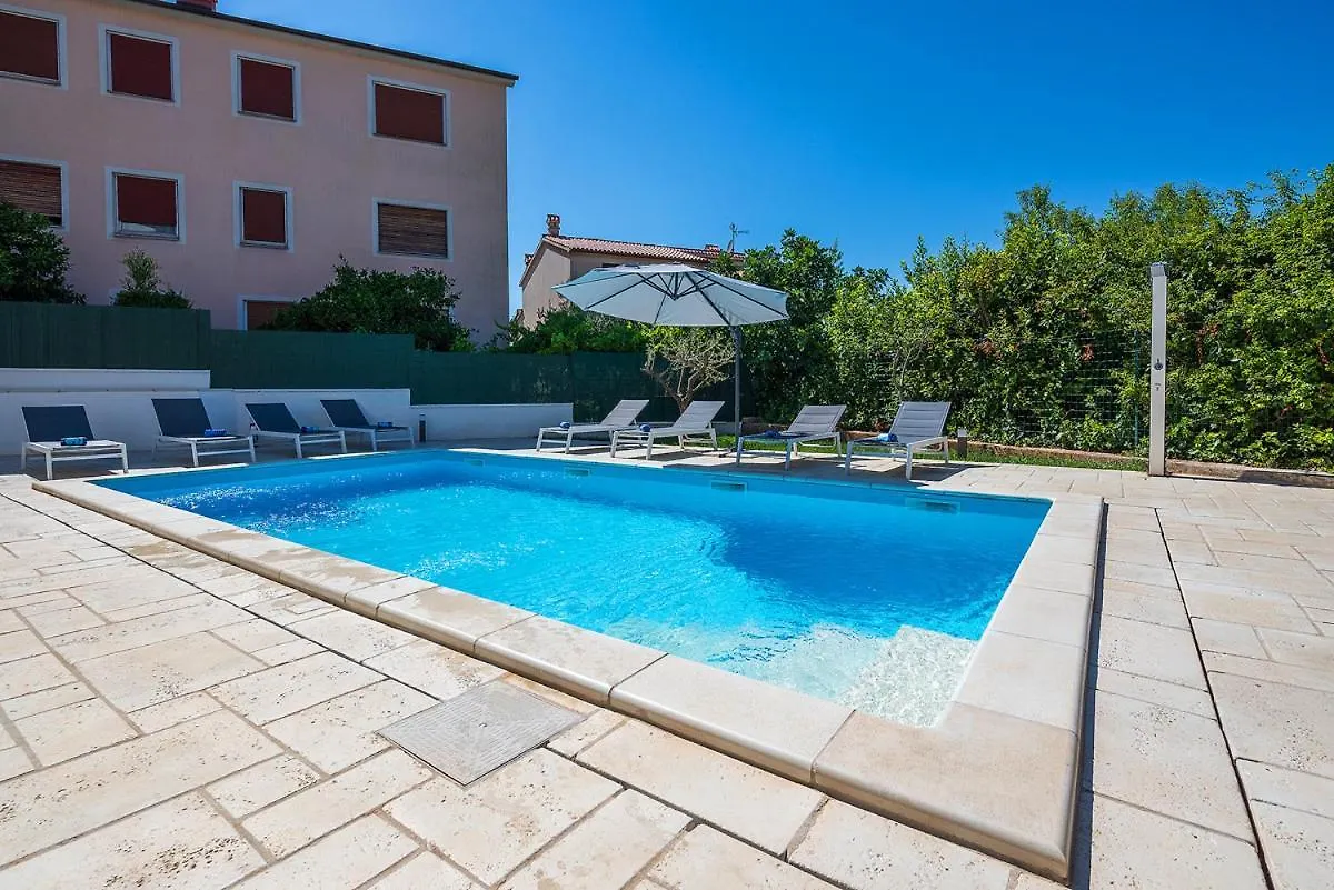 Big Swimming Pool Apartment Monvidal Pula Croatia
