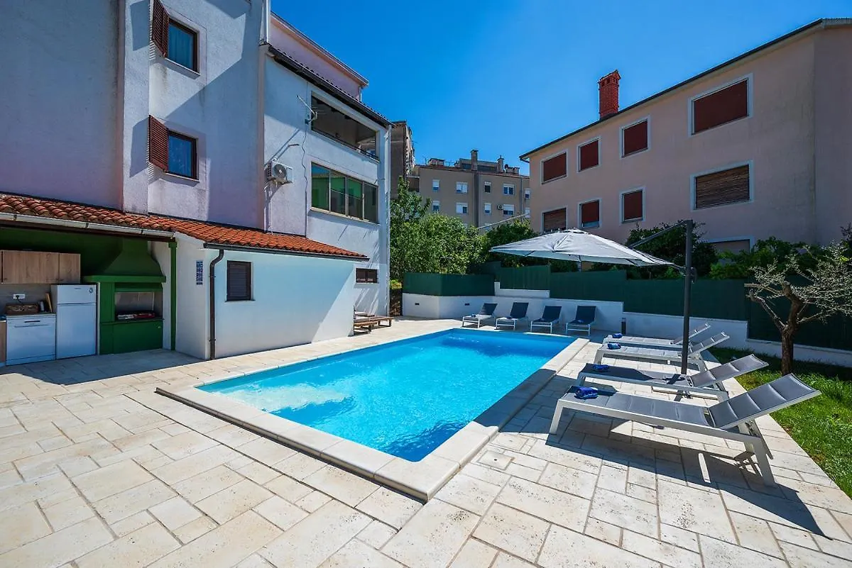 Big Swimming Pool Apartment Monvidal Pula 0*,  Croatia