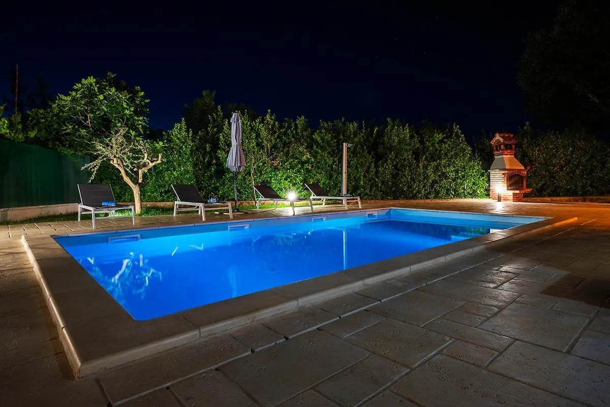 Big Swimming Pool Apartment Monvidal Pula