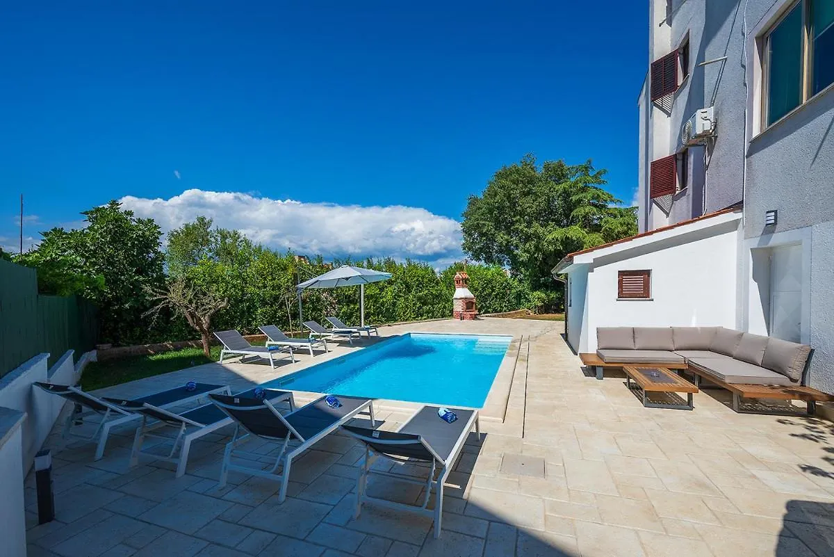 Big Swimming Pool Apartment Monvidal Pula
