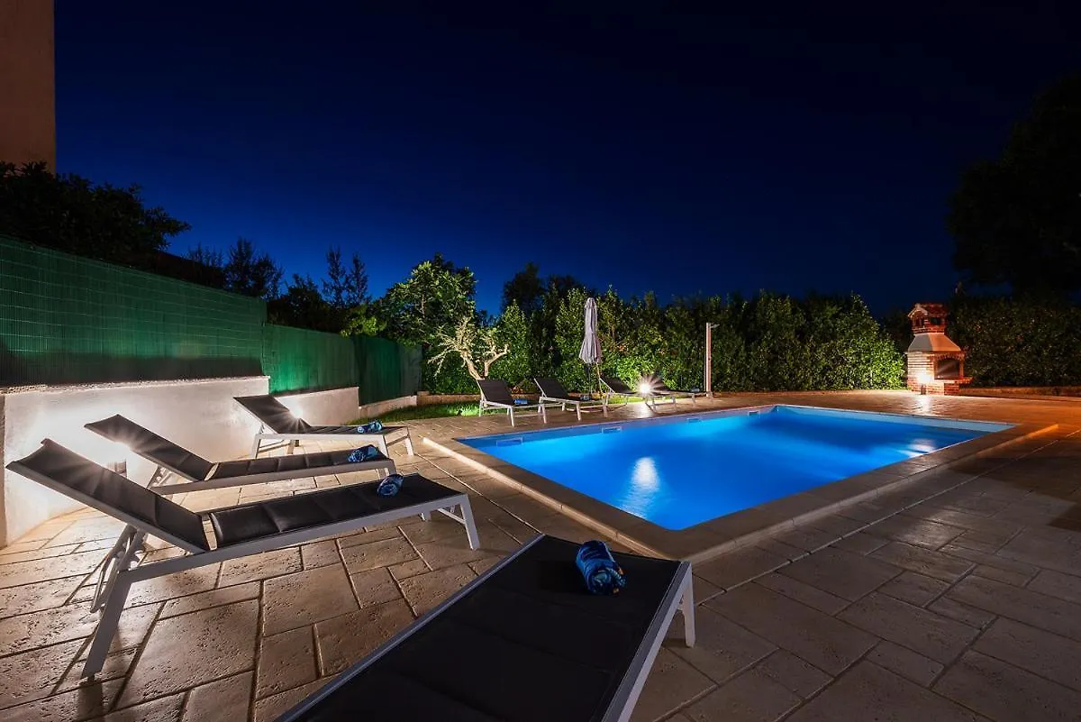 Big Swimming Pool Apartment Monvidal Pula