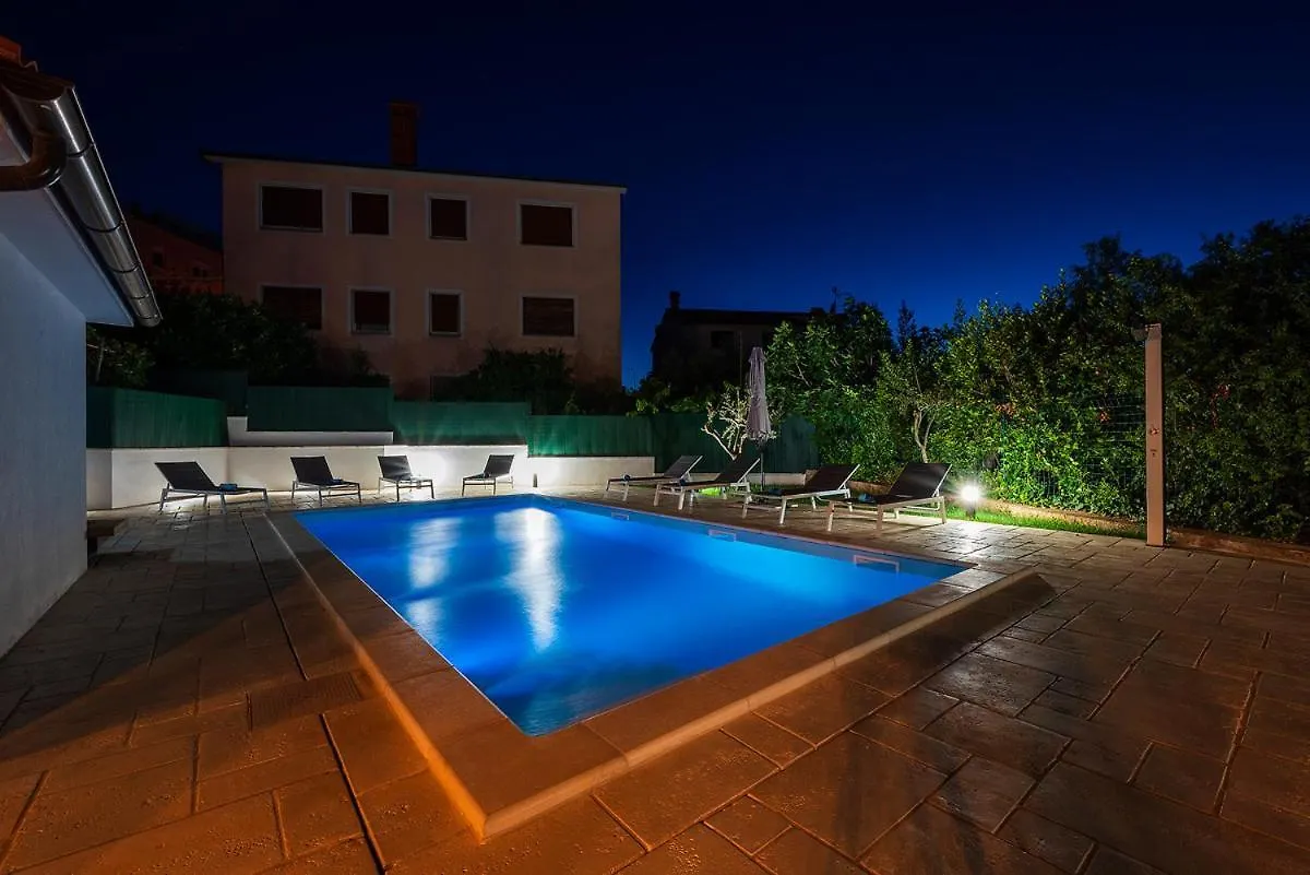Big Swimming Pool Apartment Monvidal Pula