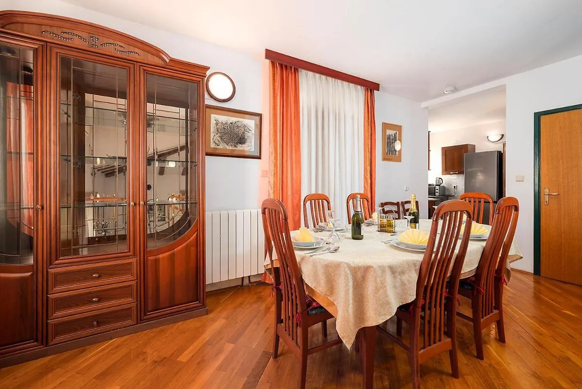 Big Swimming Pool Apartment Monvidal Pula