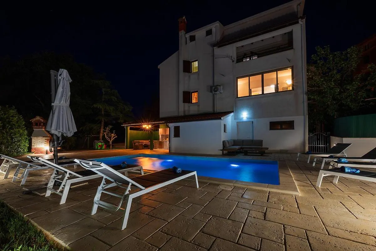 Big Swimming Pool Apartment Monvidal Pula